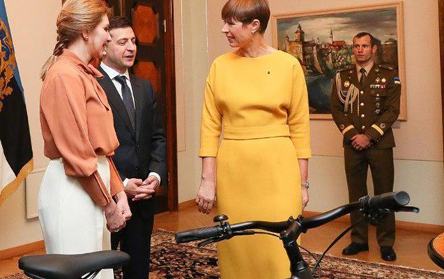 estoniya-prezidenti-zelenskiye-velosiped-hediyye-etdi